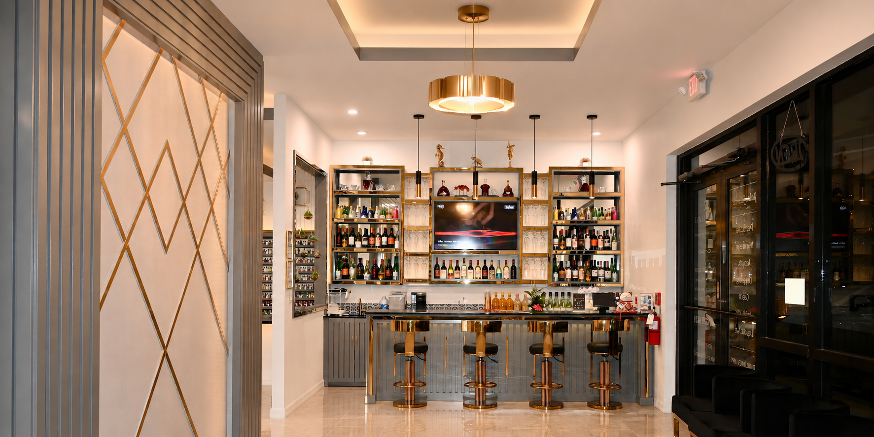 The lounge mini bar and complimentary drinks