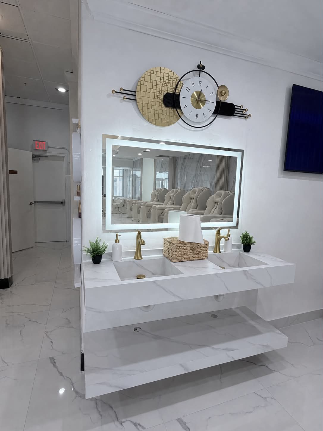 Noire salon interior